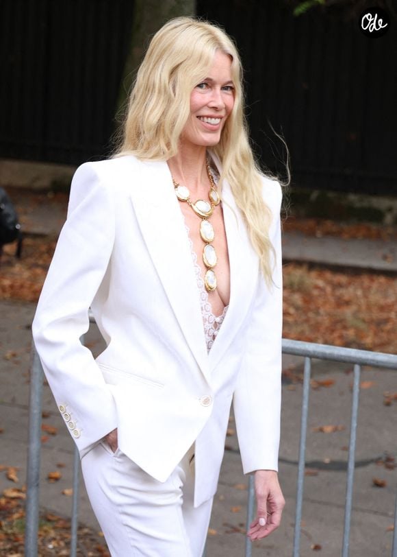 L'icône de la mode a captivé les regards dans un look immaculé au décolleté plongeant spectaculaire.

Claudia Schiffer au défilé Chloé "Collection Femme Prêt-à-Porter Printemps/Eté 2027" lors de la Fashion Week de Paris, le 1er octobre 2026. 

© Denis Guignebourg / Bestimage
