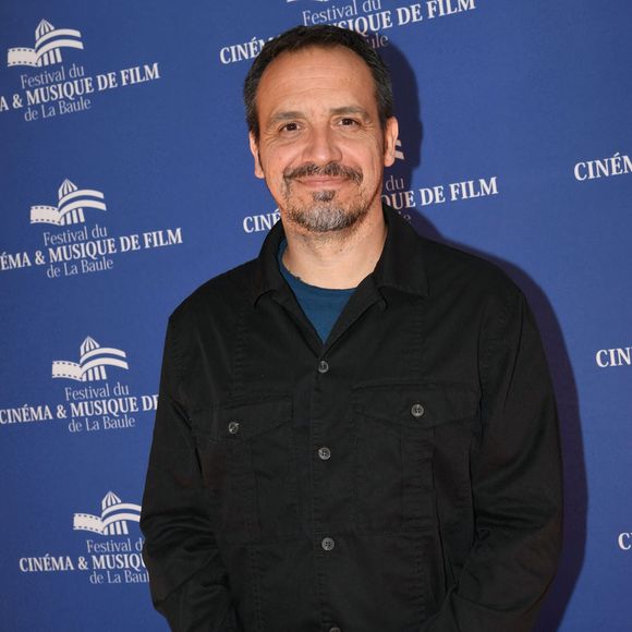 "Je suis réglo, hein, attention. J’ai eu des inspections de l’académie, mais qui n’a jamais rien trouvé à redire", confiait-t-il au micro de l'émission "En Aparté" sur Canal +.

Alexandre Astier - Cérémonie d'ouverture du 8ème Festival du Cinéma et Musique de Film de La Baule le 29 juin 2022. © Rachid Bellak/Bestimage
