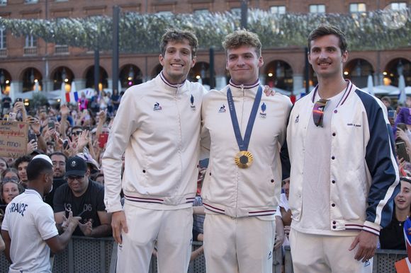 Léon Marchand - Les Toulousains ont accueilli avec ferveur les athlètes de la Ville rose et de ses alentours, après leur performance aux Jeux Olympiques de Paris 2024 sur la place du Capitole le 18 septembre 2024. © Frédéric Maligne/Bestimage