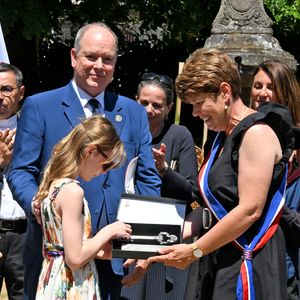 Le prince Albert II de Monaco, la princesse Charlène de Monaco, le prince Jacques de Monaco, marquis des Baux, et la princesse Gabriella de Monaco, comtesse de Carladès, ont été accueillis à Vic-sur-Cère, dans le Cantal, en France, le 9 juillet 2025. © Bruno Bebert/Bestimage
