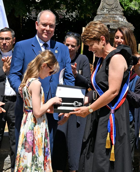 Le prince Albert II de Monaco, la princesse Charlène de Monaco, le prince Jacques de Monaco, marquis des Baux, et la princesse Gabriella de Monaco, comtesse de Carladès, ont été accueillis à Vic-sur-Cère, dans le Cantal, en France, le 9 juillet 2025. © Bruno Bebert/Bestimage