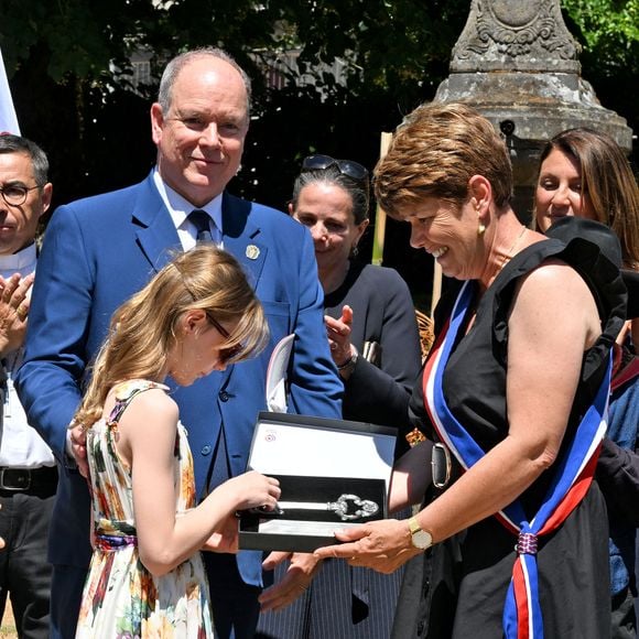 Le prince Albert II de Monaco, la princesse Charlène de Monaco, le prince Jacques de Monaco, marquis des Baux, et la princesse Gabriella de Monaco, comtesse de Carladès, ont été accueillis à Vic-sur-Cère, dans le Cantal, en France, le 9 juillet 2025. © Bruno Bebert/Bestimage