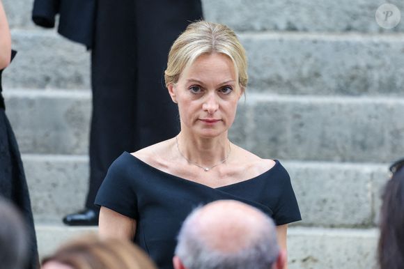 Audrey Crespo-Mara a été digne et bouleversante en maîtresse de cérémonie. Elle a salué un à un les invités à l’entrée de l’église, un geste rare souligné par les journalistes présents.

Audrey Crespo-Mara - Sorties des obsèques de Thierry Ardisson en l’église Saint-Roch de Paris, France. © Clovis-Jacovides/Bestimage