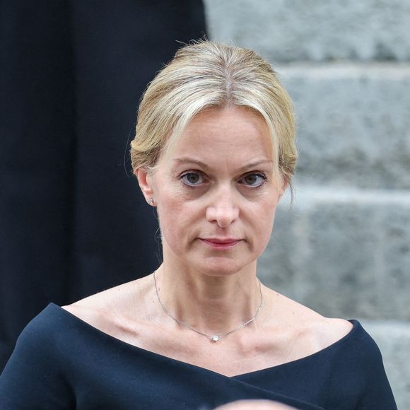 Audrey Crespo-Mara a été digne et bouleversante en maîtresse de cérémonie. Elle a salué un à un les invités à l’entrée de l’église, un geste rare souligné par les journalistes présents.

Audrey Crespo-Mara - Sorties des obsèques de Thierry Ardisson en l’église Saint-Roch de Paris, France. © Clovis-Jacovides/Bestimage