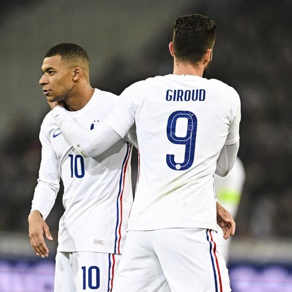 L'équipe de France a réussi son entrée en lice dans la Coupe du monde en s'imposant 3 à 1 face au Sénégal.

Kylian Mbappé (Fra) / Olivier Giroud (Fra) - L'équipe de France s'impose 5 à 0 face à l'Afrique du Sud lors d'un match amical au stade Pierre Mauroy à Villeneuve d'Ascq. © JB Autissier /Panoramic/Bestimage