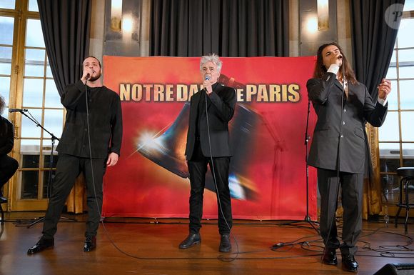Les chanteurs Angelo Del Vecchio, Daniel Lavoie et Gian Marco Schiaretti se produisent lors d'une présentation spéciale de la comédie musicale "Notre Dame de Paris" à la Villa Albertine à New York, NY, le 7 juillet 2022. Photo par Anthony Behar/SPUS/ABACAPRESS.COM
