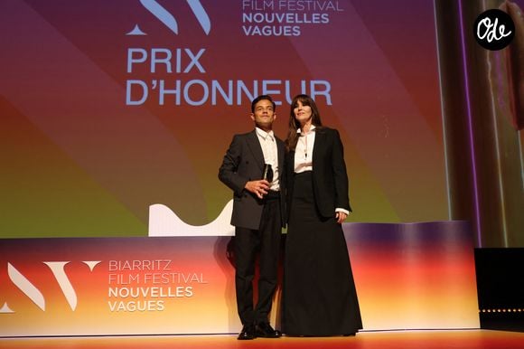 Monica Bellucci remet "Le Prix d'Honneur" à Rami Malek sur la scène du Théâtre de la Gare du Midi à Biarritz, le 26 juin 2026.©Jean-Marc LHOMER/Bestimage. au photocall du Biarritz Film Festival - Nouvelles Vagues 2026 au théâtre de la Gare du Midi à Biarritz, le 26 juin 2026. Au cours de la cérémonie, R.Malek a reçu "Le Prix d'Honneur" des mains de M.Bellucci. 
© Jean-Marc Lhomer / Bestimage