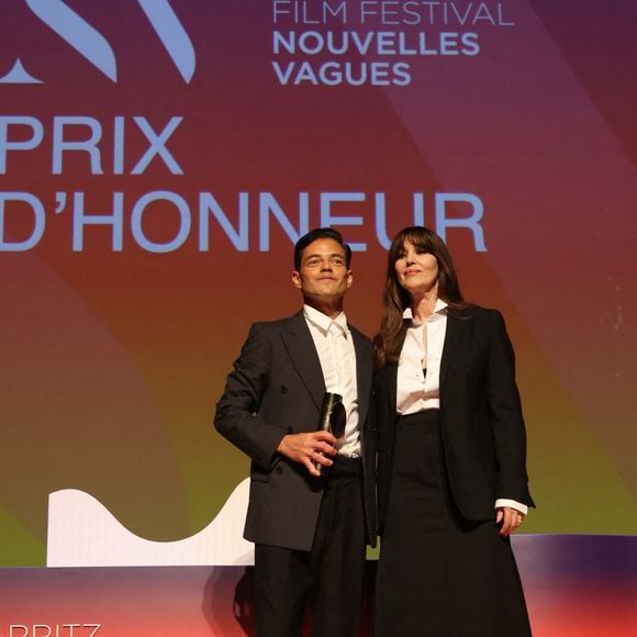 Monica Bellucci remet "Le Prix d'Honneur" à Rami Malek sur la scène du Théâtre de la Gare du Midi à Biarritz, le 26 juin 2026.©Jean-Marc LHOMER/Bestimage. au photocall du Biarritz Film Festival - Nouvelles Vagues 2026 au théâtre de la Gare du Midi à Biarritz, le 26 juin 2026. Au cours de la cérémonie, R.Malek a reçu "Le Prix d'Honneur" des mains de M.Bellucci. 
© Jean-Marc Lhomer / Bestimage