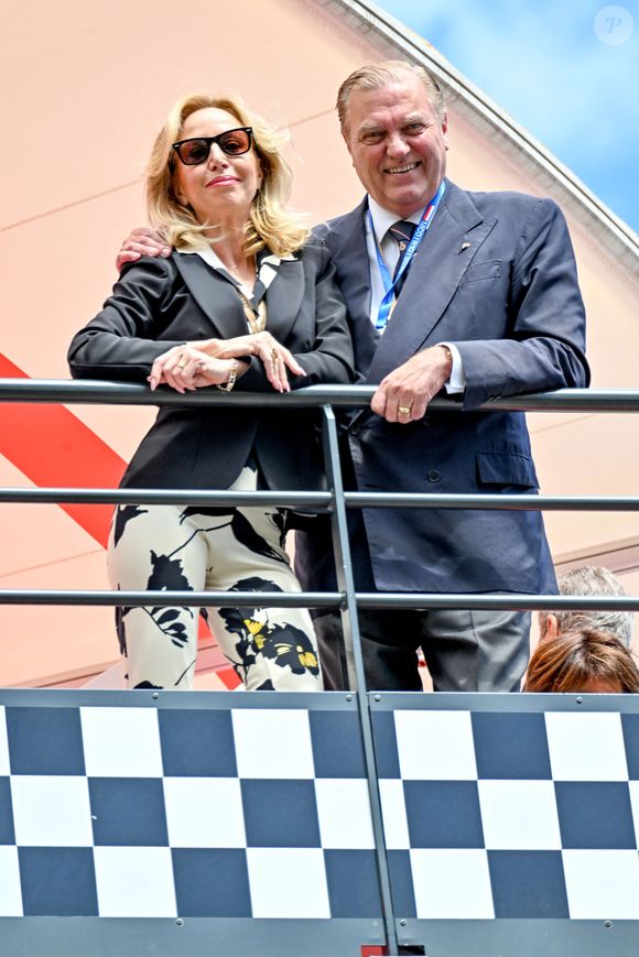 Résidents habituels de Monaco, le duc et la duchesse de Castro ne sont pas passés inaperçus dans les tribunes

Le prince et la princesse Charles et Camilla de Bourbon des Deux Siciles durant le Monaco E-Prix 2026, Round 10, le 17 mai 2026.  © Bruno Bebert / Bestimage