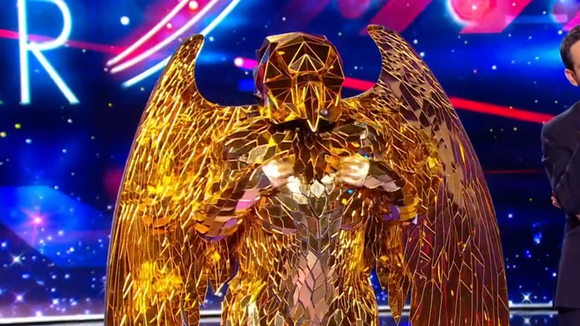 Mask Singer 8 : La deuxième star internationale démasquée, l'un de ses hits est resté top 1 en France pendant 20 semaines consécutives