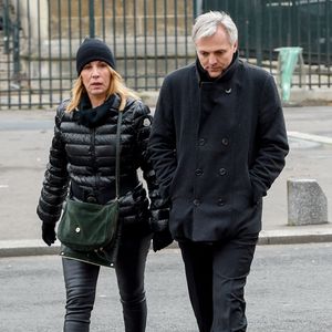 La compagne de Mathieu Petit et maman de Louis précise ainsi : "Je ne perds plus de temps, j'ai plein d'amis autour de moi qui ne sont plus là, notamment ma meilleure amie Valérie Guignabodet, la réalisatrice, qui est morte à 49 ans."

Mathilde Seigner et son compagnon Mathieu Petit - Sorties de l'église de la Madeleine après les obsèques de Johnny Hallyday à Paris, le 9 décembre 2017. © Coadic Guirec/Bestimage