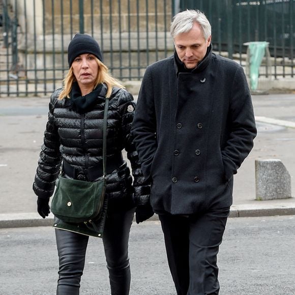 La compagne de Mathieu Petit et maman de Louis précise ainsi : "Je ne perds plus de temps, j'ai plein d'amis autour de moi qui ne sont plus là, notamment ma meilleure amie Valérie Guignabodet, la réalisatrice, qui est morte à 49 ans."

Mathilde Seigner et son compagnon Mathieu Petit - Sorties de l'église de la Madeleine après les obsèques de Johnny Hallyday à Paris, le 9 décembre 2017. © Coadic Guirec/Bestimage