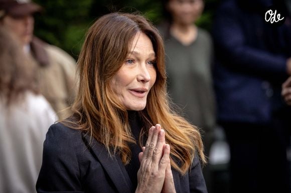 Carla Bruni devant la résidence de Nicolas Sarkozy avant son départ pour la prison de La Santé, où il doit purger une peine de cinq ans de prison pour association de malfaiteurs. Paris, France, 21 octobre 2025. Nicolas Sarkozy, qui a connu une série de démêlés judiciaires depuis sa défaite aux élections de 2012, doit être incarcéré le 21 octobre 2025, pour avoir mis en place un stratagème visant à obtenir des fonds libyens pour sa campagne présidentielle victorieuse de 2007, devenant ainsi le premier ancien chef d’État d’un pays de l’Union européenne à purger une peine derrière les barreaux. L’ancien dirigeant français de droite a fait appel du verdict et dénoncé une « injustice ». Photo d’Alexis Jumeau/ABACAPRESS.COM