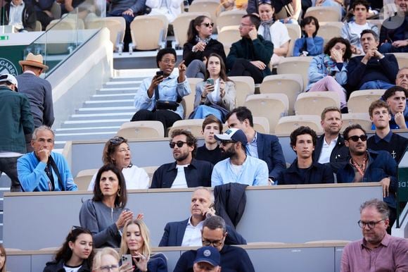 La famille Kretz (série L'Agence sur TMC et Netflix),Olivier Kretz, Sandrine Kretz, Louis Kretz, Valentin Kretz et Martin Kretz - Les célébrités dans les tribunes des Internationaux de France de tennis de Roland Garros 2024 à Paris le 5 juin 2024. © Jacovides-Moreau/Bestimage