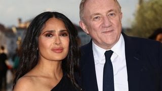 Salma Hayek, Fançois-Henri Pinault et leurs filles font sensation à Venise : ils adoptent tous le même code vestimentaire pour l’occasion !