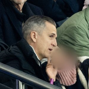 Guillaume Canet et ses enfants Marcel et Louise dans les tribunes du match de qualification de la Coupe du monde 2026 entre la France contre l'Ukraine (4-0) au Parc des Princes à Paris le 13 novembre 2025. © Cyril moreau/Bestimage
