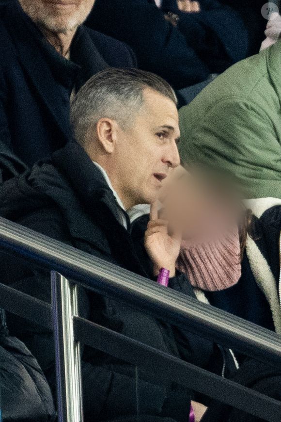 Guillaume Canet et ses enfants Marcel et Louise dans les tribunes du match de qualification de la Coupe du monde 2026 entre la France contre l'Ukraine (4-0) au Parc des Princes à Paris le 13 novembre 2025. © Cyril moreau/Bestimage