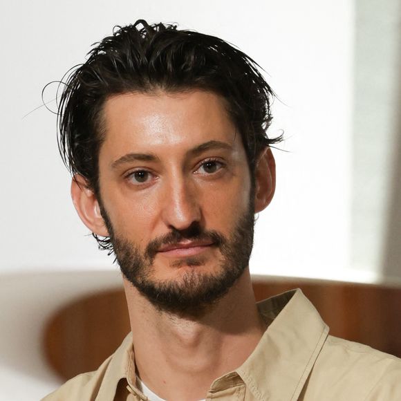 Pierre Niney a décidé de s'offrir un peu de bon temps avec sa femme Natasha Andrews en dehors de Paris.

Pierre Niney - Le "César des Lycéens" a été remis, au sein du Grand Amphithéâtre de la Sorbonne, au film "Le Comte de Monte-Cristo" réalisé par M. Delaporte et A. de La Patellière, produit par D. Rassam et J. Seydoux, Paris.
© Coadic Guirec/Bestimage