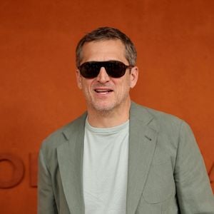 S'offrir cette parenthèse de raffinement au milieu des pins maritimes demande logiquement un certain budget, l’expérience tarifaire s’adaptant au rythme des saisons girondines. 

Guillaume Canet - Les célébrités au photocall du village lors des Internationaux de France de Tennis de Roland Garros 2026. Paris, le 31 mai 2026. © Jacovides / Bestimage