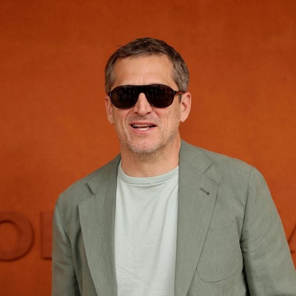 S'offrir cette parenthèse de raffinement au milieu des pins maritimes demande logiquement un certain budget, l’expérience tarifaire s’adaptant au rythme des saisons girondines. 

Guillaume Canet - Les célébrités au photocall du village lors des Internationaux de France de Tennis de Roland Garros 2026. Paris, le 31 mai 2026. © Jacovides / Bestimage