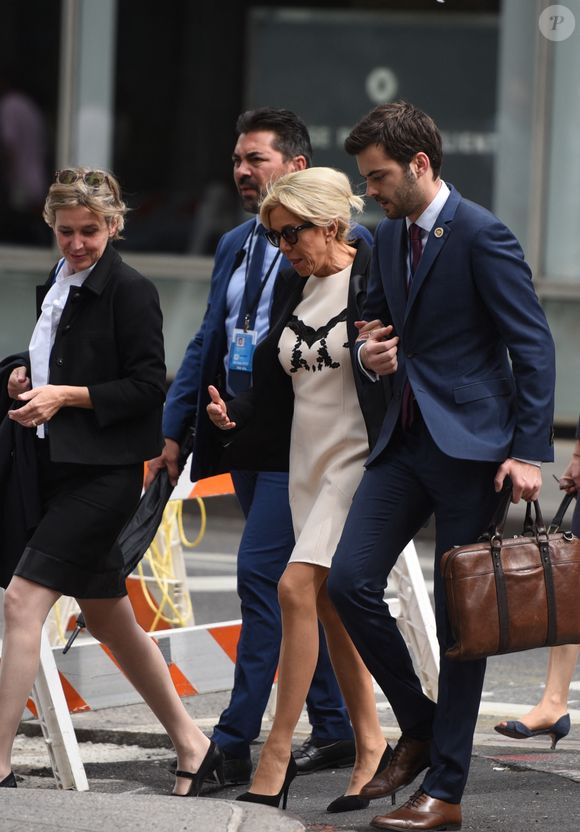 La première dame française Brigitte Macron et son chef de cabinet Tristan Bromet quittant son hôtel pour se rendre à l'Assemblée générale des Nations unies à New York City, NY, USA le 19 septembre 2017. Photo by ABACAPRESS.COM