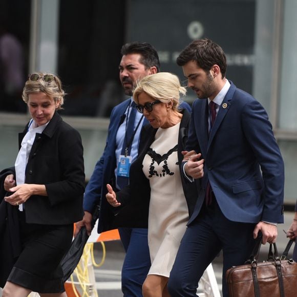 La première dame française Brigitte Macron et son chef de cabinet Tristan Bromet quittant son hôtel pour se rendre à l'Assemblée générale des Nations unies à New York City, NY, USA le 19 septembre 2017. Photo by ABACAPRESS.COM