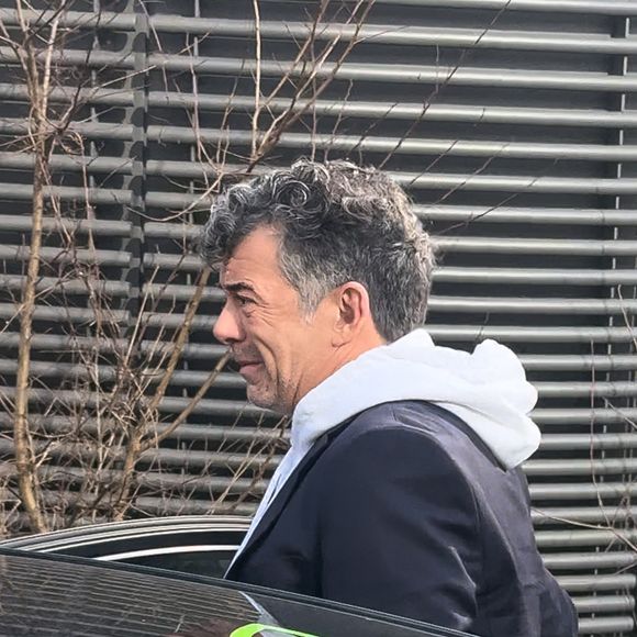Stéphane Plaza a ainsi tout l'air de se consacrer pleinement à sa carrière dans l'immobilier, laissant de côté ses ennuis judiciaires, lesquels ont justement perturbé son réseau de franchise Stéphane Plaza Immobilier. 

Stéphane Plaza en larmes à la sortie de son procès après avoir été reconnu coupable de "violences habituelles par concubin" et condamné à 12 mois de prison avec sursis, à Paris, France, le 18 février 2025. © Florian Savina/Bestimage