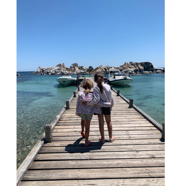 Marc-Olivier Fogiel et ses filles Mila et Lily, le 2 juin 2019 au sud de la Corse.