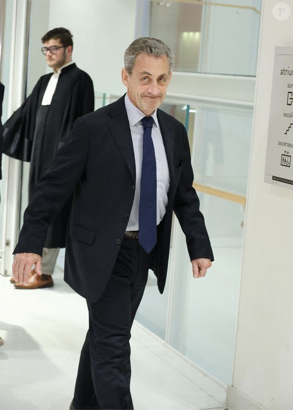Nicolas Sarkozy sort du procès pour des accusations de financement illégal de la campagne présidentielle victorieuse de 2007 par le dictateur Mouammar Kadhafi, au tribunal de Paris, France, le 27 mars 2025. 

© Denis Guignebourg/Bestimage