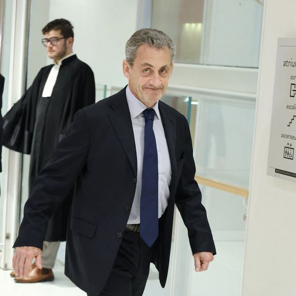 Nicolas Sarkozy sort du procès pour des accusations de financement illégal de la campagne présidentielle victorieuse de 2007 par le dictateur Mouammar Kadhafi, au tribunal de Paris, France, le 27 mars 2025. 

© Denis Guignebourg/Bestimage