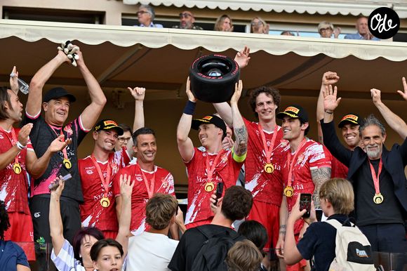 Louis Ducruet (président des Barbagiuans), le capitaine des Barbagiuans, entouré par son équipe, lors du match de football caritatif au stade Louis II de Monaco opposant les Barbagiuans aux pilotes de l'équipe Nazionale Piloti dans le cadre de la "Racing Stars Football Cup" le 3 juin 2026.
Depuis 35 ans, des pilotes automobiles participent chaque année à un match de football caritatif organisé à Monaco. Ce " match des pilotes " a accueilli tous les plus grands de la Formule 1, y compris Michael Schumacher. En 2025, une nouvelle mouture a vu le jour, la Racing Stars Football Cup, sous la houlette de Louis Ducruet, le fils de la princesse Stéphanie. Ce 3 juin 2026, avait lieu la deuxième édition de l'événement caritatif, organisé au profit de deux associations.
Les fonds récoltés lors de l'événement seront reversés à deux associations. La première est " Mercy Ships ", qui déploie des navires-hôpitaux afin d'offrir des soins chirurgicaux gratuits en Afrique. La seconde association est " Les Soins de l'espoir ", qui est engagée auprès d'enfants et d'adultes défavorisés en Asie du Sud-Est, notamment au Vietnam.
Les Barbagiuans ont remporté le match 6 - 2

© Bruno Bebert / Bestimage