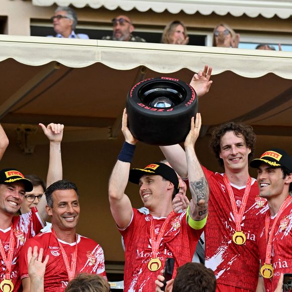 Louis Ducruet (président des Barbagiuans), le capitaine des Barbagiuans, entouré par son équipe, lors du match de football caritatif au stade Louis II de Monaco opposant les Barbagiuans aux pilotes de l'équipe Nazionale Piloti dans le cadre de la "Racing Stars Football Cup" le 3 juin 2026.
Depuis 35 ans, des pilotes automobiles participent chaque année à un match de football caritatif organisé à Monaco. Ce " match des pilotes " a accueilli tous les plus grands de la Formule 1, y compris Michael Schumacher. En 2025, une nouvelle mouture a vu le jour, la Racing Stars Football Cup, sous la houlette de Louis Ducruet, le fils de la princesse Stéphanie. Ce 3 juin 2026, avait lieu la deuxième édition de l'événement caritatif, organisé au profit de deux associations.
Les fonds récoltés lors de l'événement seront reversés à deux associations. La première est " Mercy Ships ", qui déploie des navires-hôpitaux afin d'offrir des soins chirurgicaux gratuits en Afrique. La seconde association est " Les Soins de l'espoir ", qui est engagée auprès d'enfants et d'adultes défavorisés en Asie du Sud-Est, notamment au Vietnam.
Les Barbagiuans ont remporté le match 6 - 2

© Bruno Bebert / Bestimage