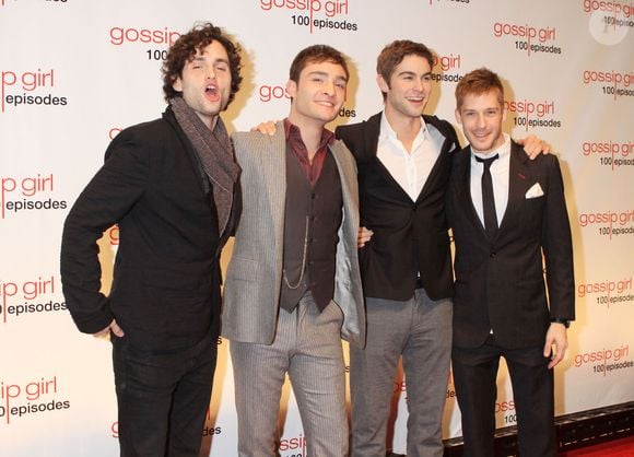 Ed Westwick avec Penn Badgley et Chace Craword - LES ACTEURS DE LA SERIE "GOSSIP GIRL" CELEBRENT LEUR 100EME EPISODE AVEC UNE SOIREE AU CIPRIANI WALL STREET, A NEW YORK, LE 19 NOVEMBRE 2011. BLAKE LIVELY ET LEIGHTON MEESTER SONT ARRIVEES PLUSIEURS HEURES EN RETARD MAIS ONT EU LE TEMPS DE FAIRE ADMIRER LEURS TOILETTES.