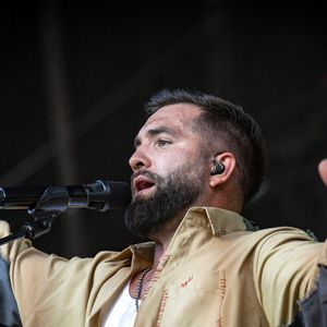 Kendji Girac en concert lors du festival de musique du Printemps de Perouges au Chateau de Saint-Maurice-de-Remens le 29 juin 2025. © Sandrine Thesillat / PsNewZ / Bestimage