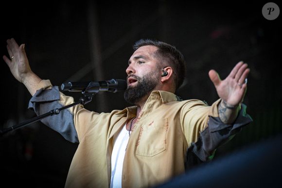 Kendji Girac en concert lors du festival de musique du Printemps de Perouges au Chateau de Saint-Maurice-de-Remens le 29 juin 2025. © Sandrine Thesillat / PsNewZ / Bestimage