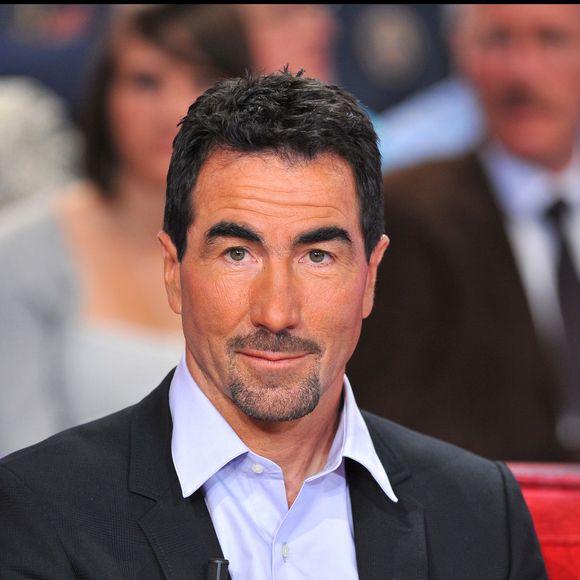 Le fils de Luc Alphand victime d’une lourde chute

Archives - Luc Alphand sur le plateau de Vivement Dimanche. Guillaume Gaffiot/Bestimage