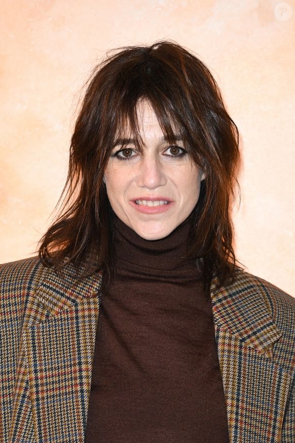Charlotte Gainsbourg assiste au défilé Yves Saint Laurent Womenswear Fall/Winter 2025-2026 dans le cadre de la Fashion Week de Paris à Paris, France, le 11 mars 2025. Photo par Aurore Marechal/ABACAPRESS.COM