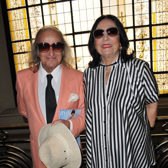 Nana Mouskouri et son mari André Chapelle arrivent au défilé Haute-Couture Automne-Hiver 2010/2011 du créateur français Jean-Paul Gaultier qui s'est tenu au siège du créateur à Paris, France, le 7 juillet 2010. Photo par Nicolas Briquet/ABACAPRESS.COM