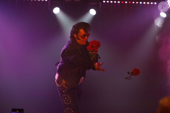 Exclusif - Eryl Prayer - Concert de Eryl Prayer (sosie d'Elvis Presley) lors de la tournée "Elvis Tour intimiste" avec la participation de Loana au bateau théâtre "Le Nez Rouge" à Paris, le 26 juin 2021. © Christophe Clovis / Bestimage