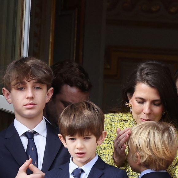 Charlotte Casiraghi et ses enfants Raphaël Elmaleh, Balthazar Rassam, Beatrice Borromeo, son fils Francesco et la princesse Alexandra de Hanovre - La famille princière de Monaco au balcon du palais, à l'occasion de la Fête Nationale de Monaco, le 19 novembre 2025. © Dominique Jacovides/Bestimage