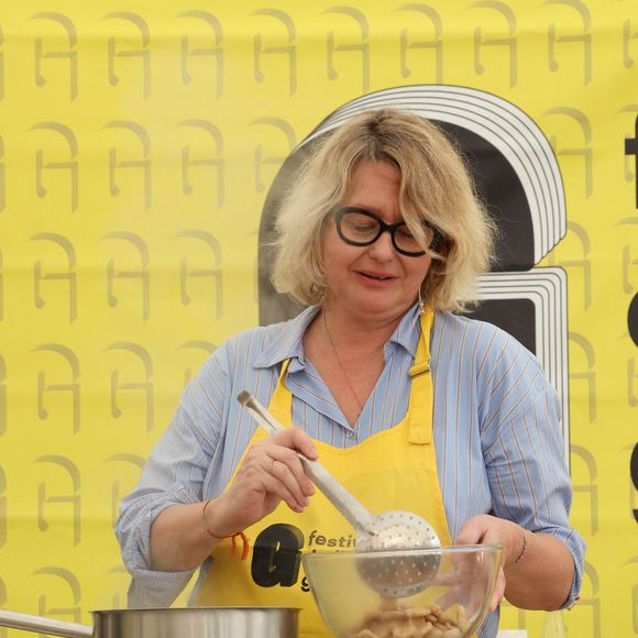 Entre cadre idyllique, farniente au bord d'une piscine somptueuse et atelier pâtisserie très chic, Luana Belmondo n'a pas le temps de s'ennuyer.

Luana Belmondo et son fils A.Belmondo font la cuisine lors du 20ème Festival du Livre gourmand au Théâtre de Périgueux, le 15 novembre 2025.
© Jean-Marc Lhomer / Bestimage