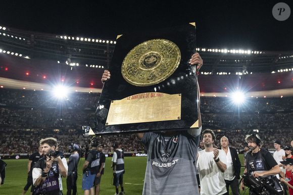 Les joueurs du Stade Toulousain célèbrent avec le trophée du Bouclier de Brennus après avoir remporté la finale du Top 14 français de rugby entre le Stade Toulousain (Toulouse) et l'Union Bordeaux-Begles (UBB) au Stade de France à Saint-Denis, au nord de Paris, le 28 juin 2025.Photo par Eliot Blondet/ABACAPRESS.COM