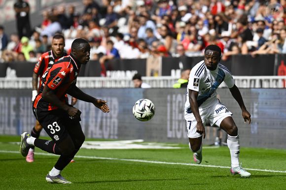 Antoine Mendy (OGC Nice) / Moses Simon (Paris FC) - Match de Ligue 1 McDonald's entre l'OGC Nice et le Paris Football Club le 28 septembre 2025 au stade Allianz Riviera de Nice.  William Cannarella / PsnewZ / Bestimage