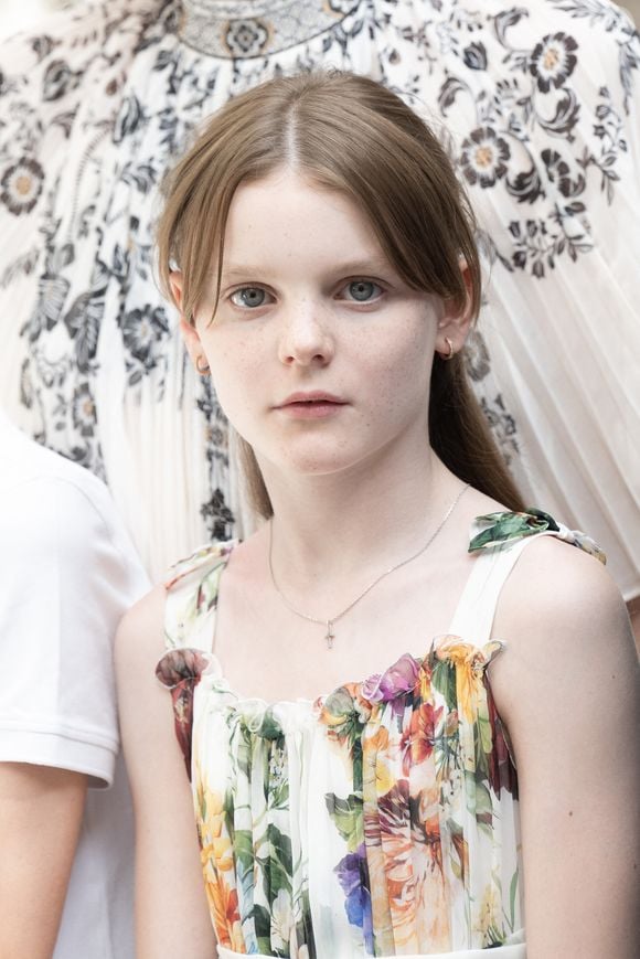 Dernière année à l'école élémentaire pour Gabriella de Monaco

Le prince Albert II de Monaco, la princesse Charlène de Monaco, le prince Jacques de Monaco, marquis des Baux, et la princesse Gabriella de Monaco, comtesse de Carladès, ont été accueillis à Mur-de-Barrez en aveyron par M. Pierre Ignace, le maire de la commune et membre de la délégation officielle française lors de la récente visite d’État à Monaco. Une nouvelle médiathèque, créée par la Communauté de communes Aubrac-Carladez-Viadène, a été officiellement baptisée Médiathèque Princesse Gabriella. © NivierePool/Bestimage