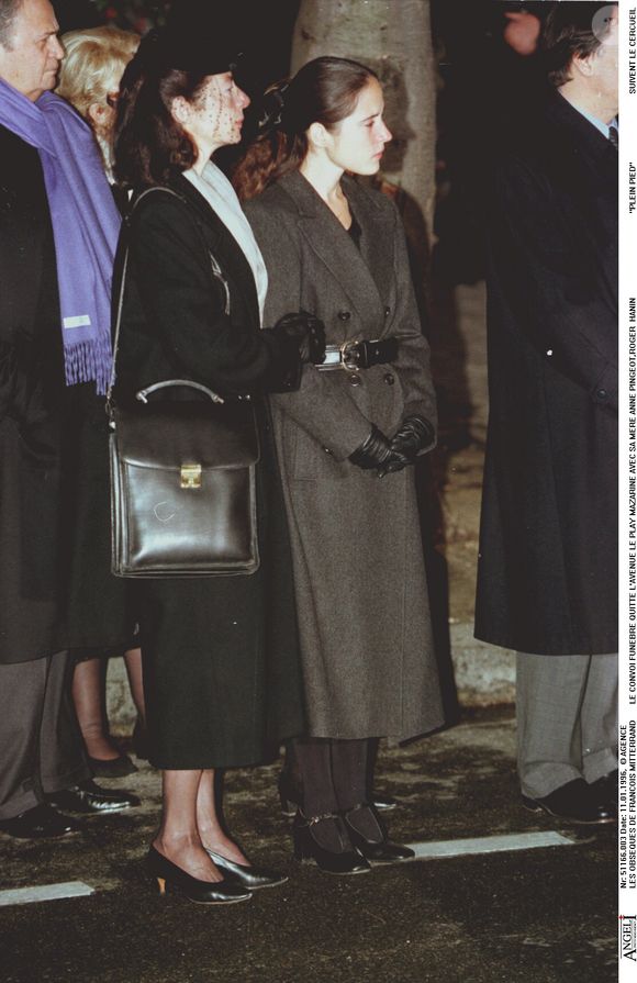 Les obsèques de François Mitterrand : Mazarine Pingeot avec sa mère Anne Pingeot le 11/01/1996. Photo Bestimage