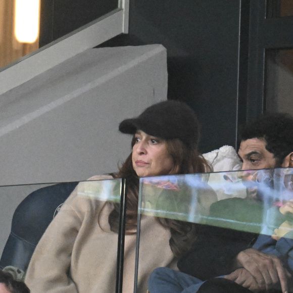 Ramzy Bedia et sa compagne Marion en tribunes lors du match de football Ligue 1 Uber Eats opposant le Paris Saint-Germain (PSG) à l'OGC Nice (1-0) au Parc des Princes à Paris, France, le 1er novembre 2025. © Lionel Urman/Bestimage