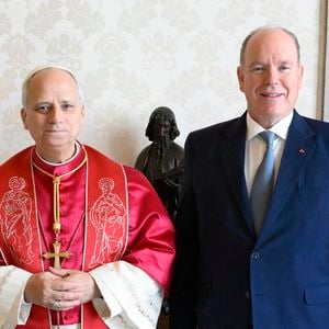 Le pape Léon XIV reçoit le prince Albert II de Monaco en audience pour parler de la paix, l'environnement et l'aide humanitaire, au palais apostolique au Vatican, le 17 janvier 2026. © Zuma Press/Bestimage