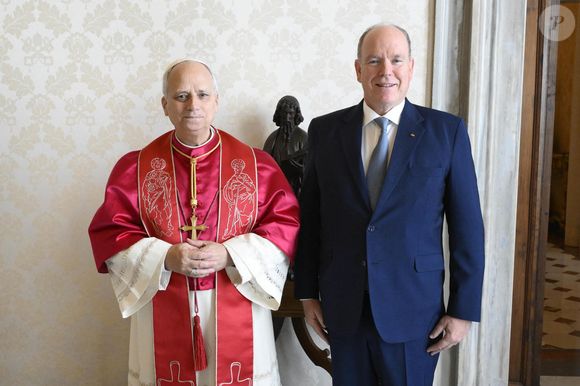 Le pape Léon XIV reçoit le prince Albert II de Monaco en audience pour parler de la paix, l'environnement et l'aide humanitaire, au palais apostolique au Vatican, le 17 janvier 2026. © Zuma Press/Bestimage