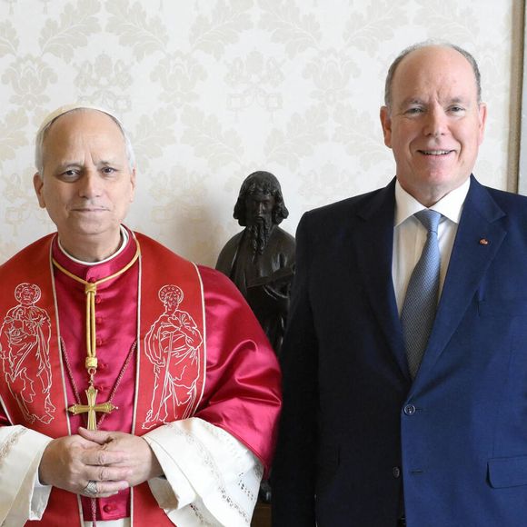 Le pape Léon XIV reçoit le prince Albert II de Monaco en audience pour parler de la paix, l'environnement et l'aide humanitaire, au palais apostolique au Vatican, le 17 janvier 2026. © Zuma Press/Bestimage