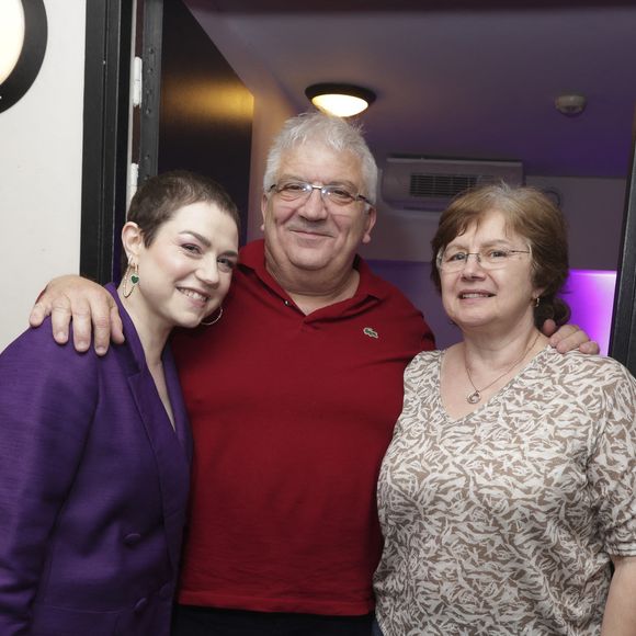 Exclusif -  Emilie Dequenne et ses parents - Backstage - Soirée de gala "Tous les talents chantent contre le cancer" pour l'association "Tout le monde contre le cancer" à l'Olympia à Paris. Le 20 juin 2024
© Jack Tribeca / Bestimage